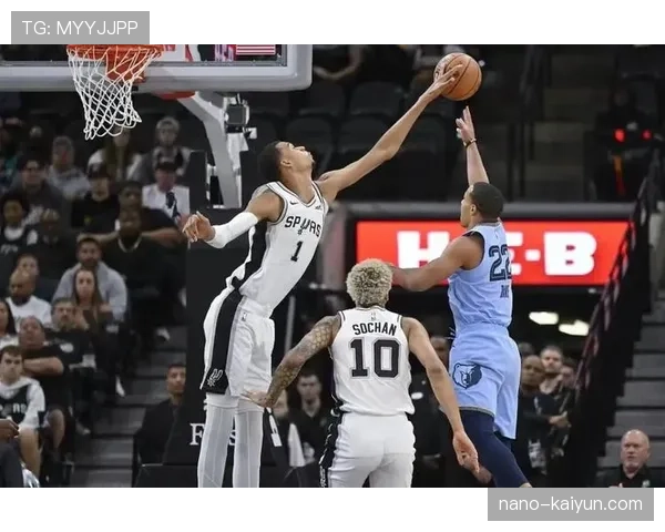 特写:文班亚马追身封盖塔图姆的快攻扣篮,引发马刺主场山呼海啸