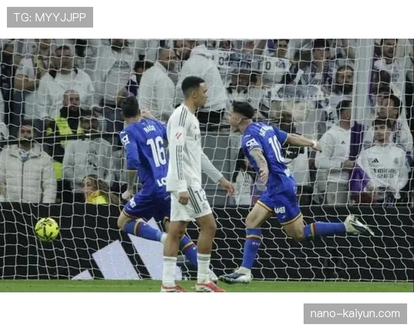 “触手可及的西甲”:盲人球迷在伯纳乌通过触感模型“观看”国家德比 “触手可及的西甲”:盲人球迷在伯纳乌通过触感模型“观看”国家德比